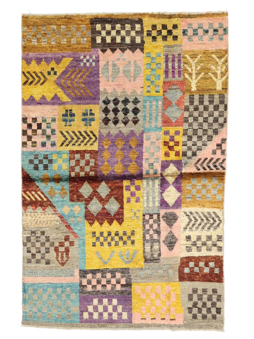 Et levende, håndknyttet Berber-tæppe fra Afghanistan med et farverigt, geometrisk patchwork-design.