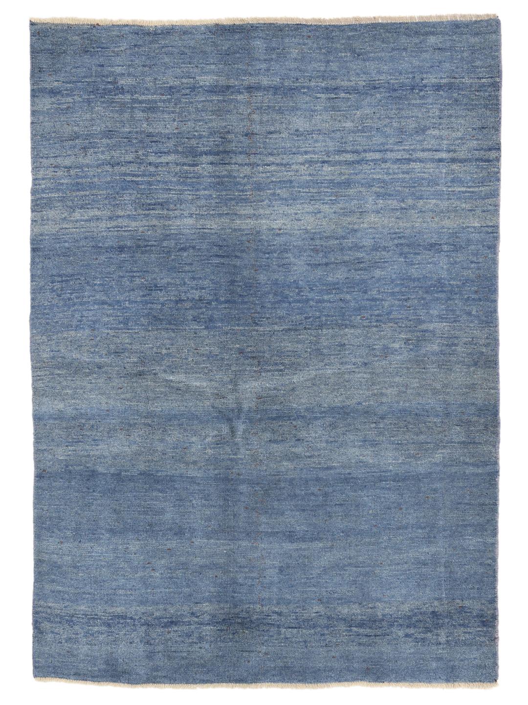 Tapis en laine bleu noué main provenant du Moyen-Orient avec un velours épais et moelleux.