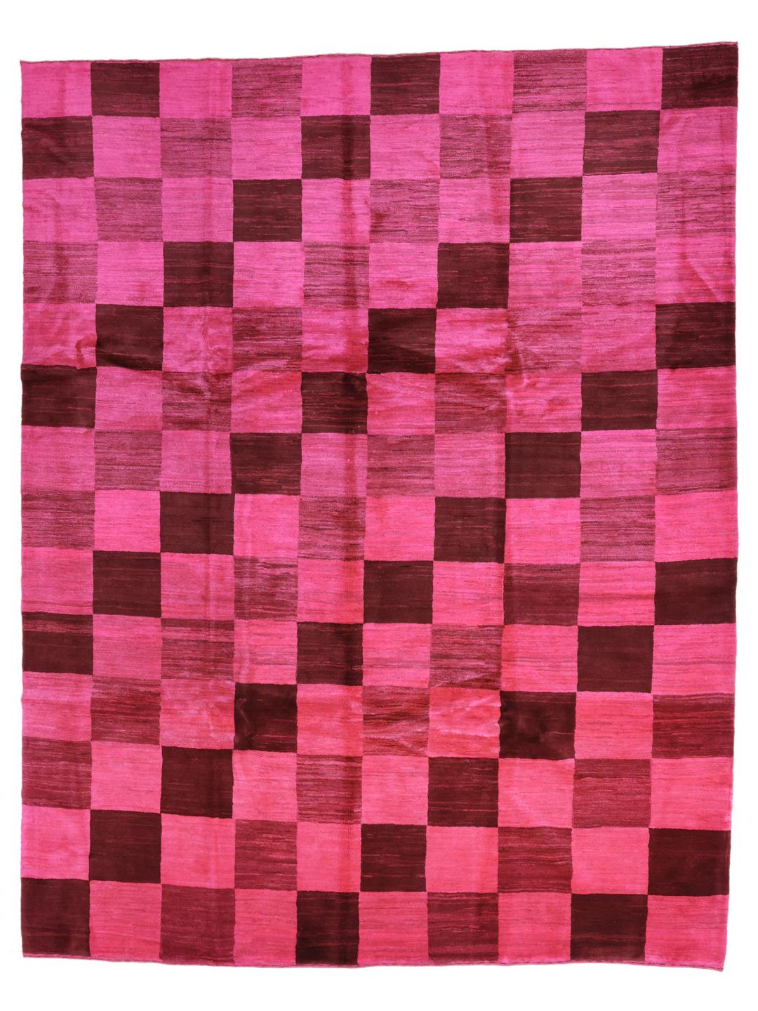 Et håndknyttet Gabbeh tæppe fra Mellemøsten med et levende skakternet mønster i pink og brun.