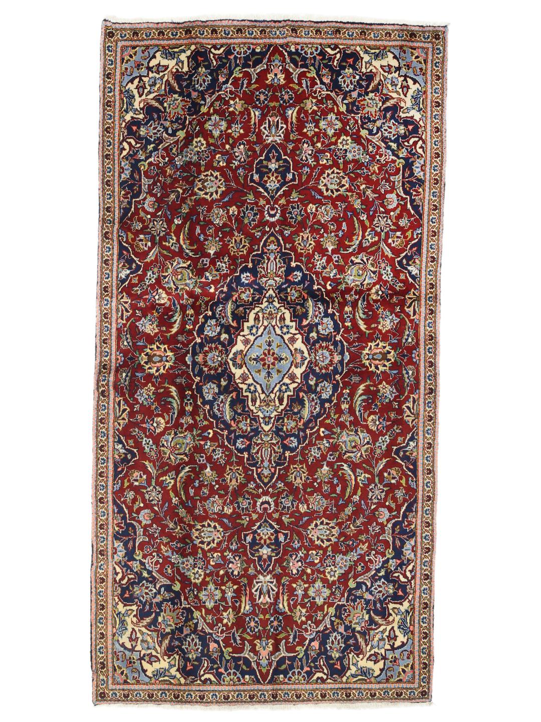Handgeknoopt Keshan-tapijt met een donkerrood en blauw bloemendessin