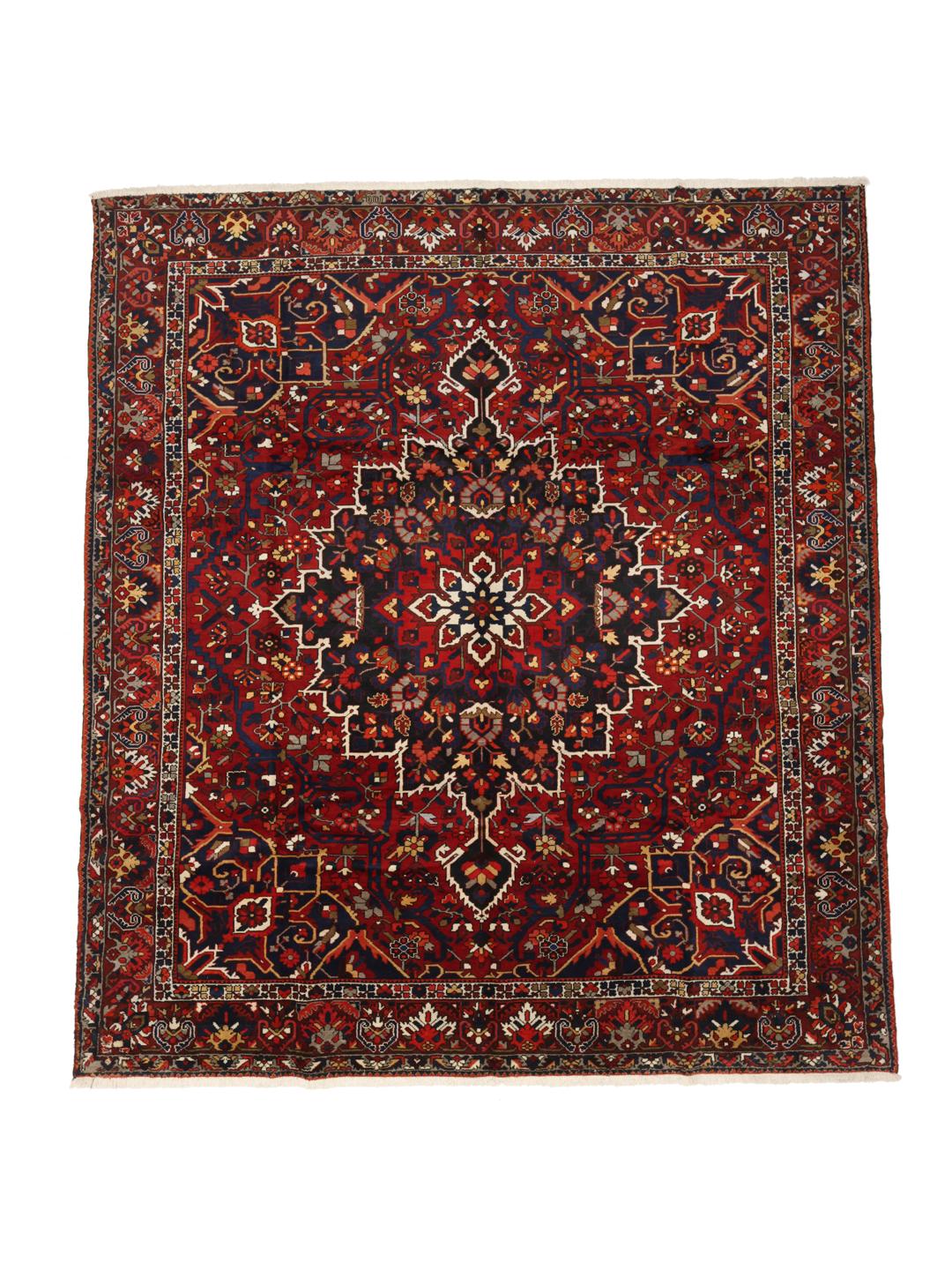 Un grand tapis carré Bakhtiar noué à la main provenant du Moyen-Orient dans des tons de rouge et de bleu.