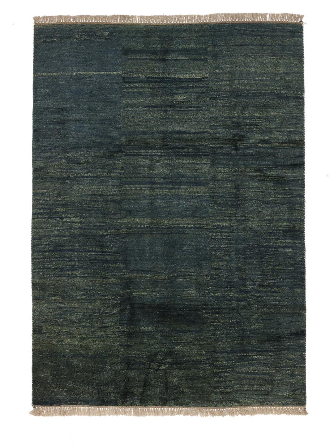 Een groot handgeknoopt Gabbeh Fine tapijt uit het Midden-Oosten in een diepe donkerblauwe kleur.