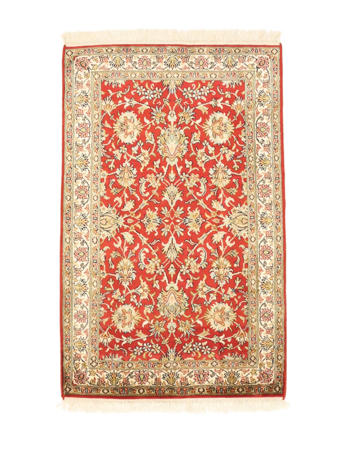 Et luksuriøst håndknyttet indisk Kashmir silketæppe med et levende rødt felt og blomstermønstre.