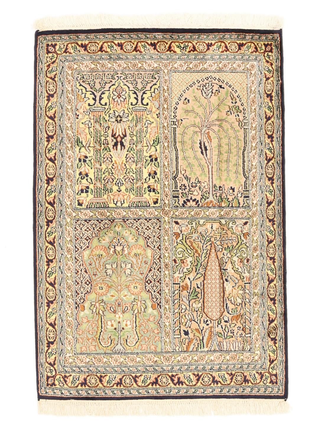 Et rektangulært Kashmir-silketæppe fra Indien med et beige og flerfarvet blomsterdesign.