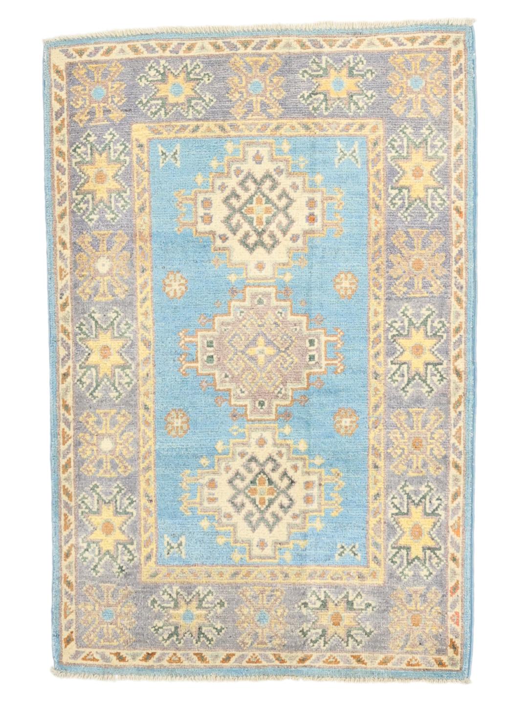 Handgeknoopt Afghaans Kazak-tapijt met blauwe achtergrond en geometrische motieven.