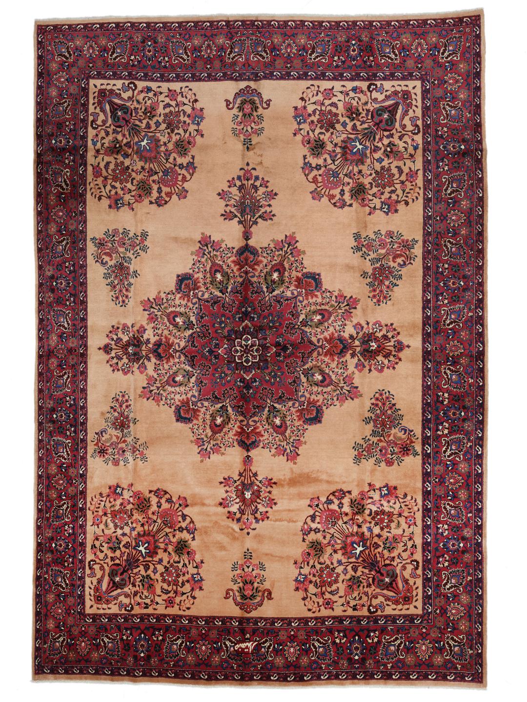 Een groot handgeknoopt Mashad-tapijt uit het Midden-Oosten met een beige veld en bloemmotieven.