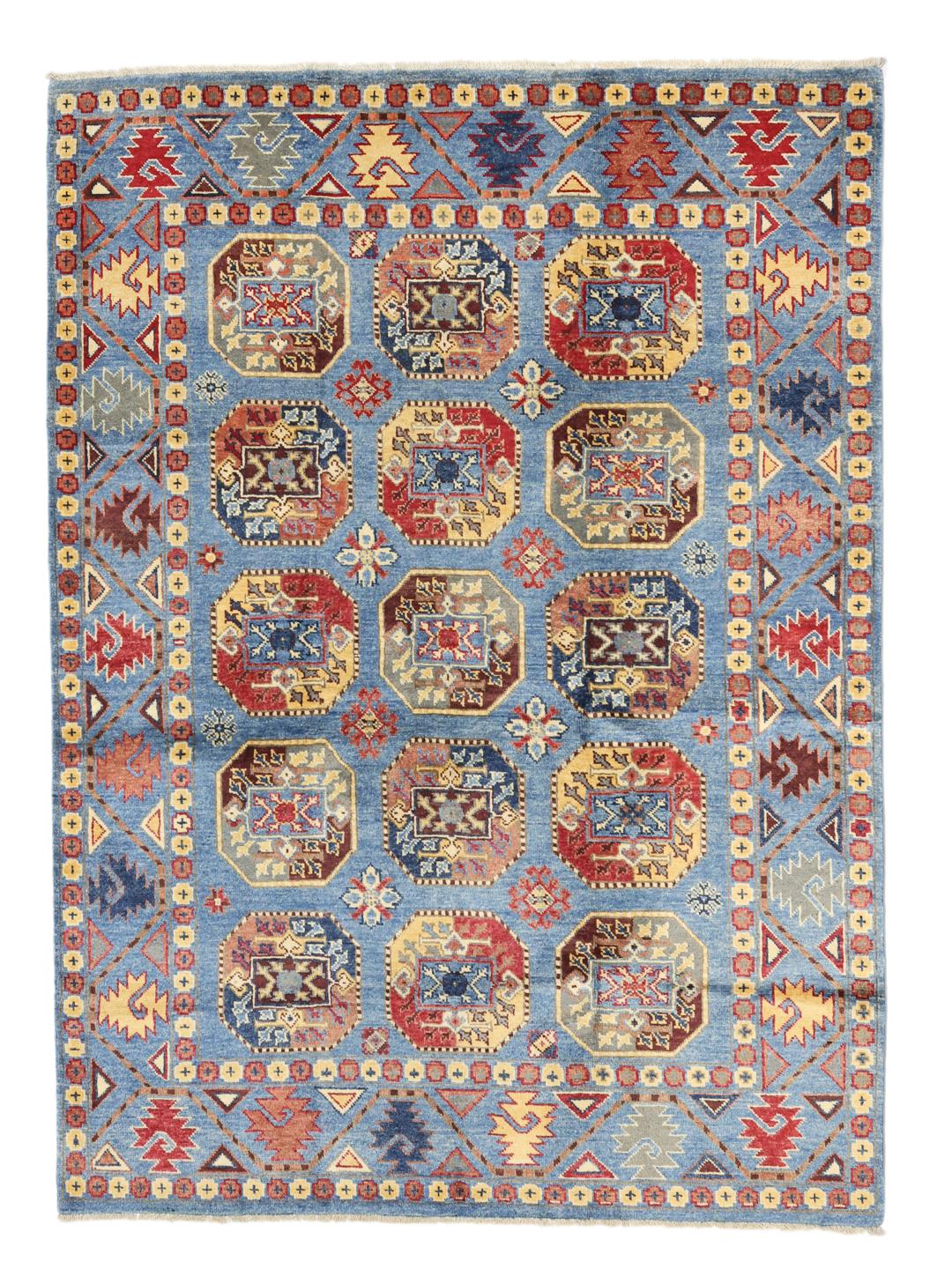 Handgeknoopt Kazak-tapijt uit Afghanistan met een blauwe achtergrond en geometrische medaillonpatronen.