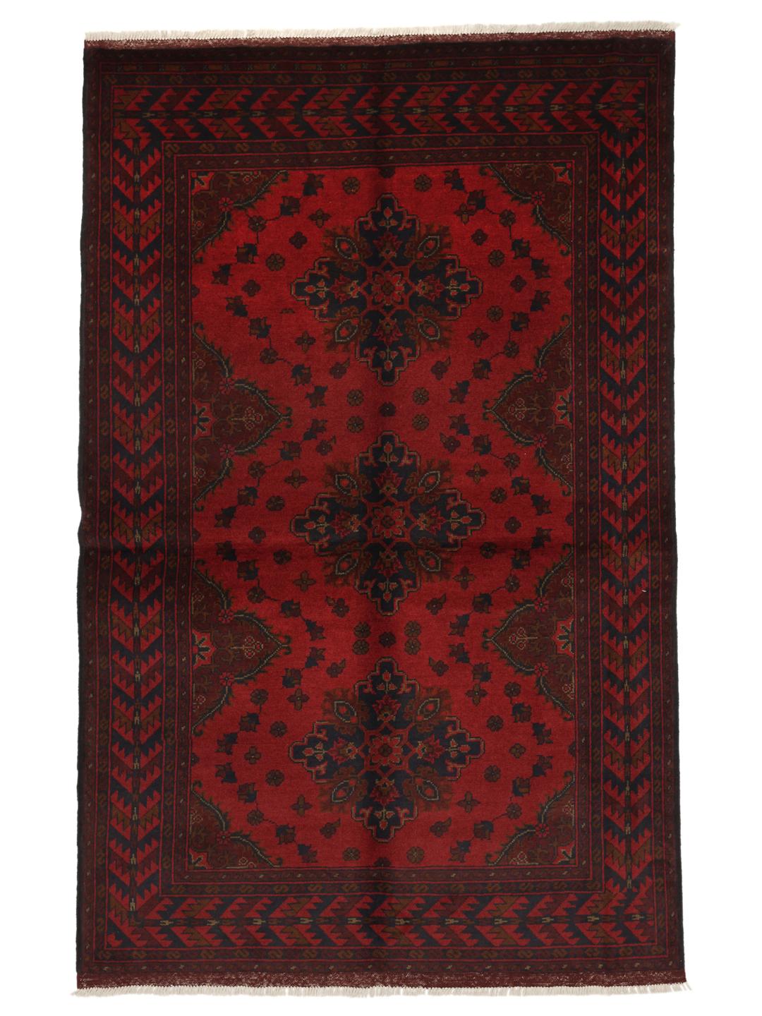Tapis afghan noué à la main dans des tons rouge profond avec des motifs géométriques traditionnels