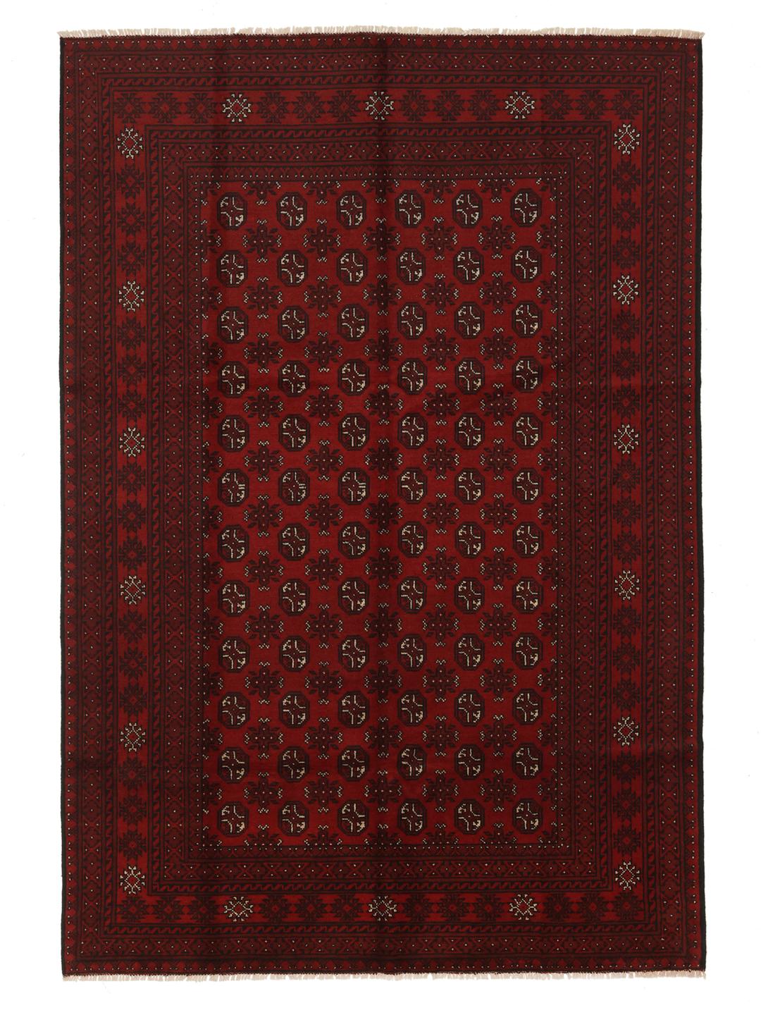 Håndknyttet Afghan Akhche-tæppe i mørkerød med traditionelle geometriske motiver.