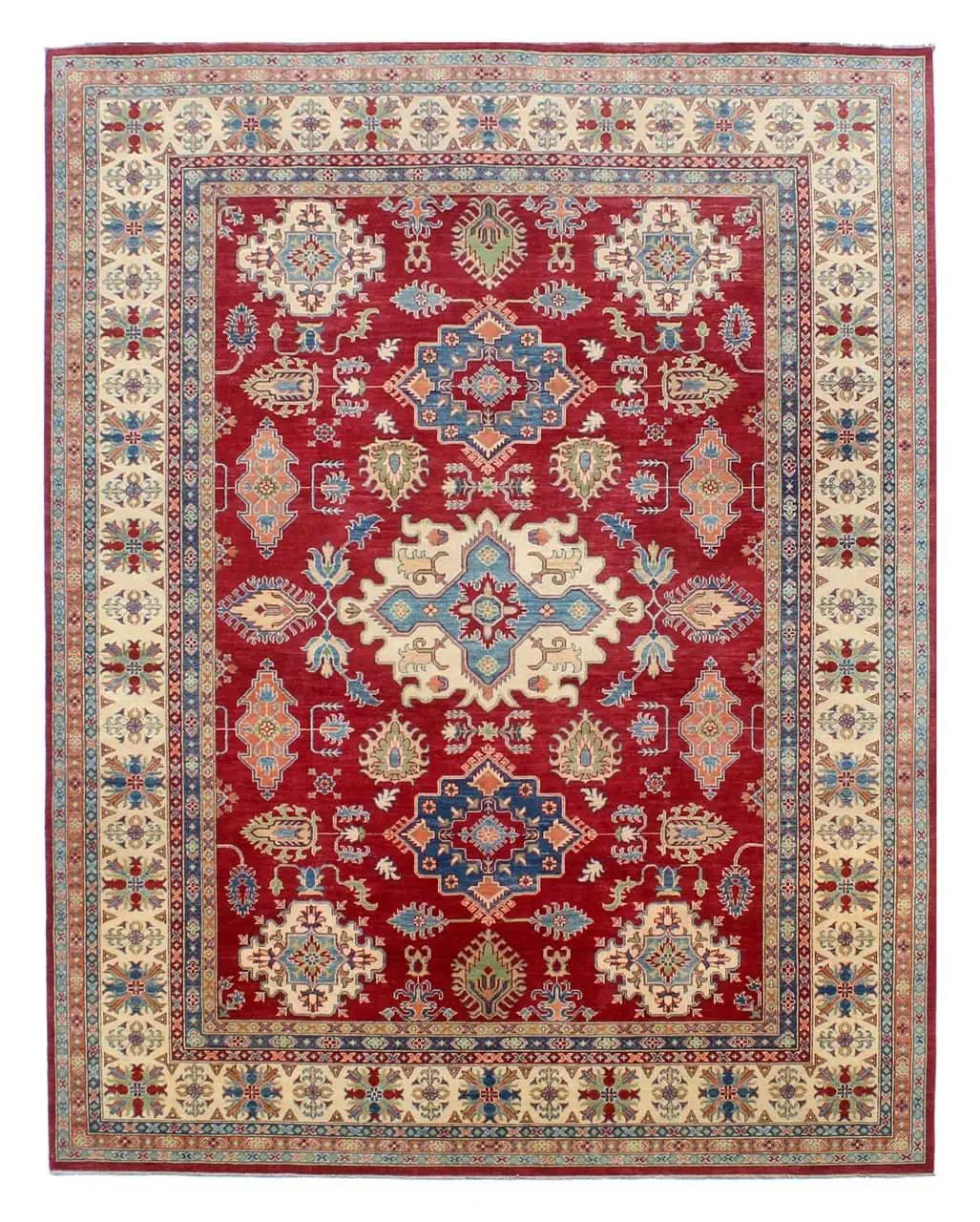 Een groot rechthoekig handgeknoopt Afghaans Kazak-tapijt met een dieprood veld en geometrische medaillons.