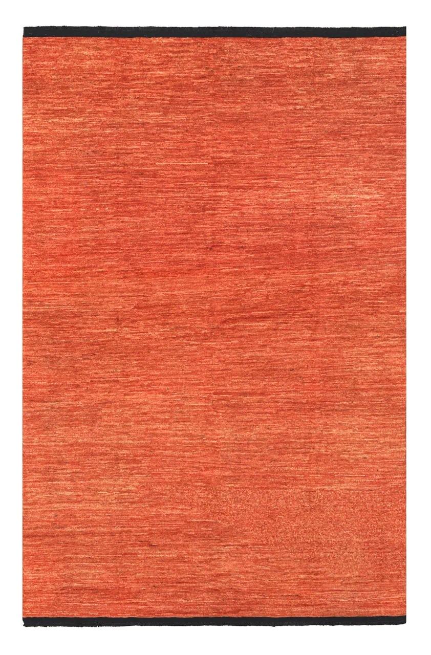 Een handgeknoopt Gabbeh Modern-tapijt uit Afghanistan in een rijke rode tint.