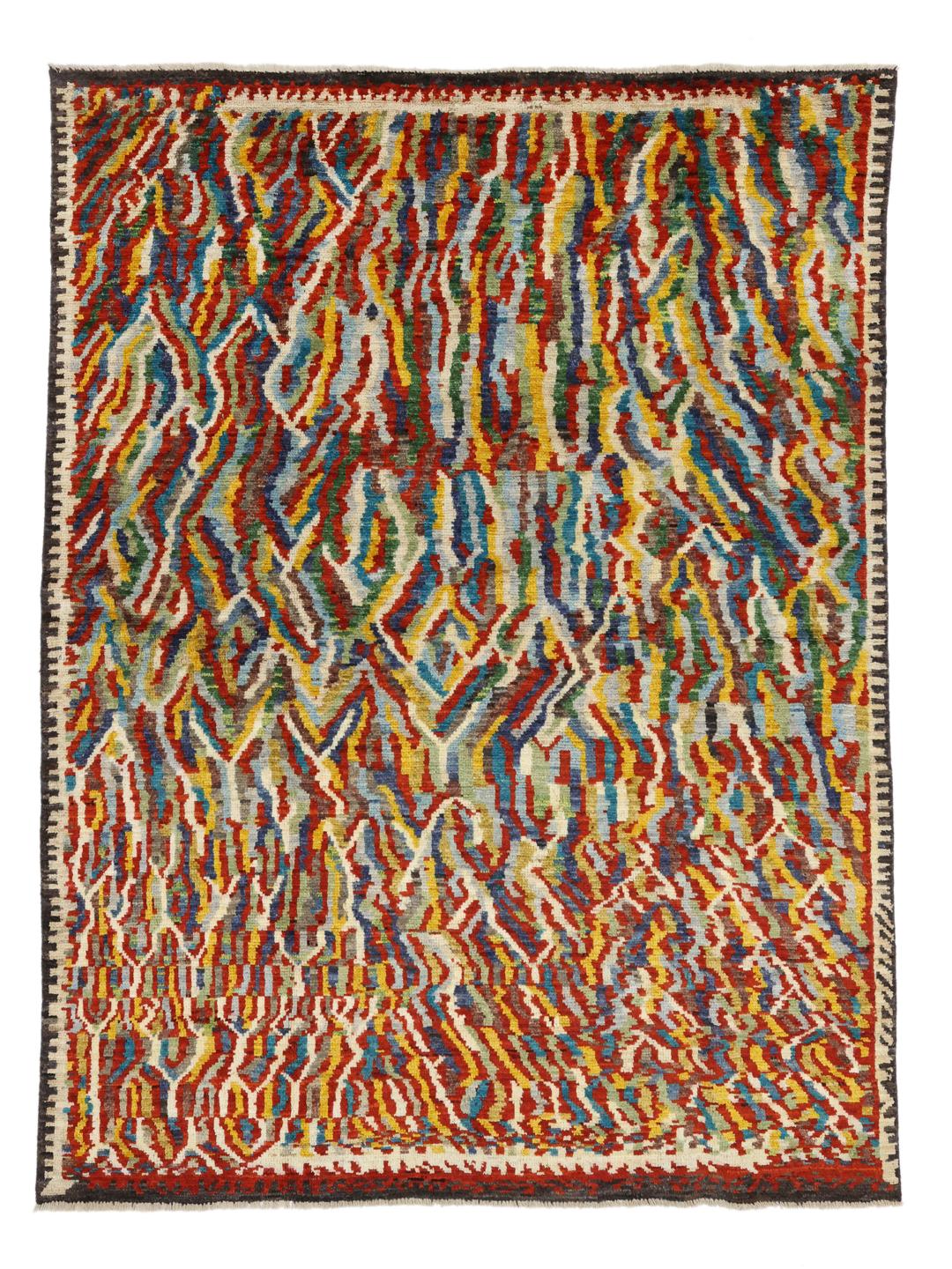 Een meerkleurig, handgeknoopt tapijt in Berber-stijl uit Afghanistan met een energiek, vloeiend patroon.