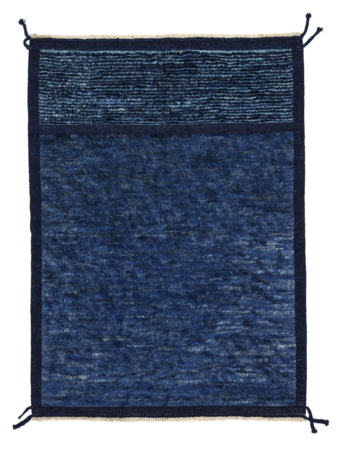 Handgeknoopt blauw tapijt uit het Midden-Oosten met een dikke, pluche wollen pool.