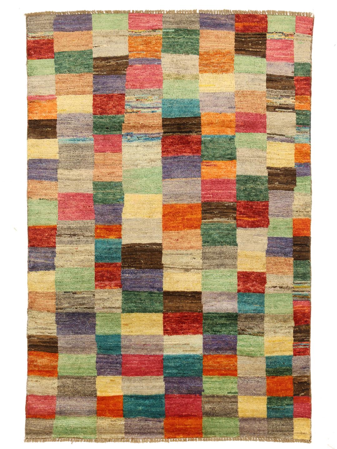 Een levendig, handgeknoopt Berber Colourful tapijt uit Afghanistan in meerkleurige tinten.
