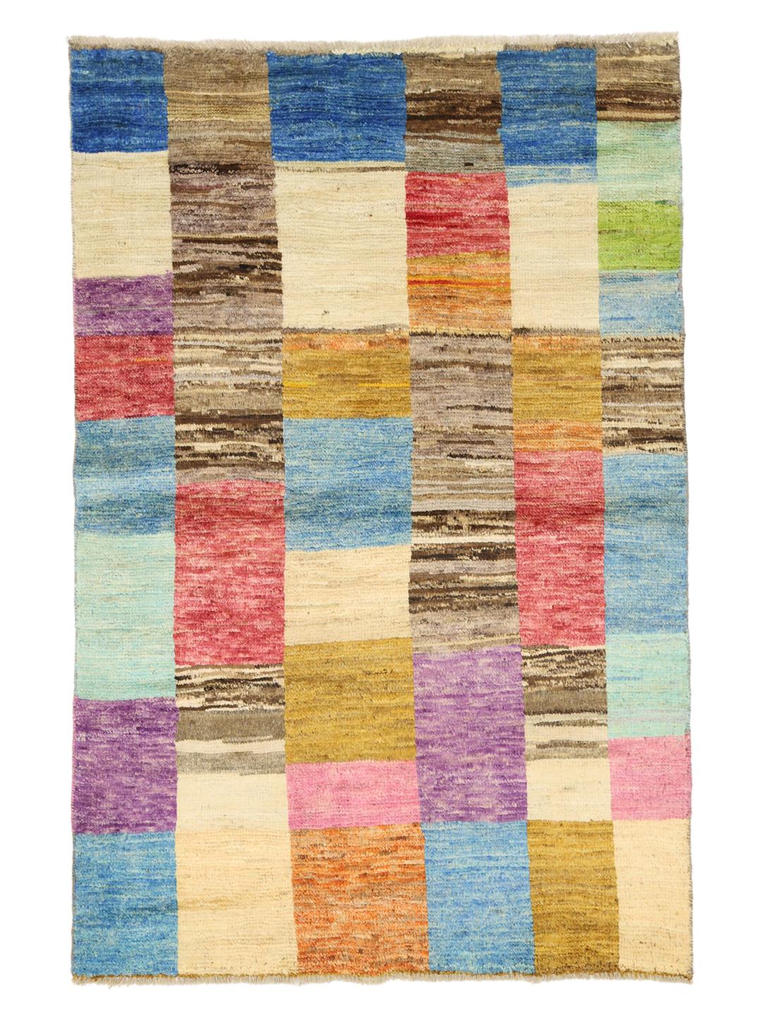 Een levendig rechthoekig Afghaans Berber tapijt met een veelkleurig patchworkontwerp.