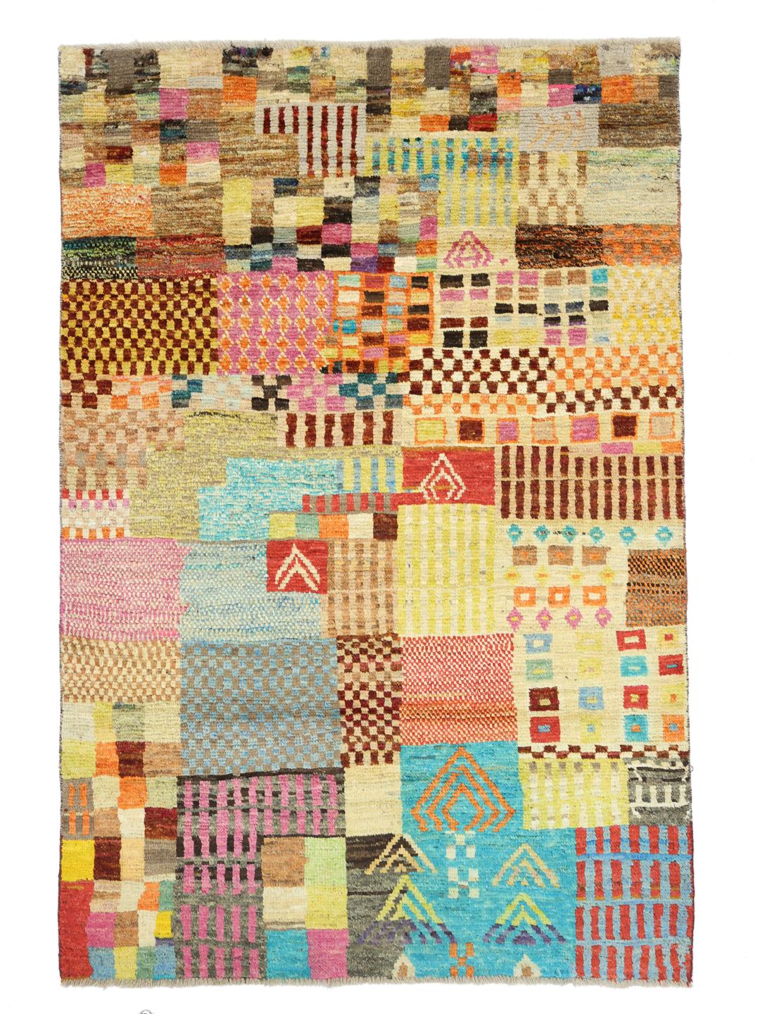 Een levendig, meerkleurig, handgeknoopt Berber-tapijt uit Afghanistan met geometrische blokken.