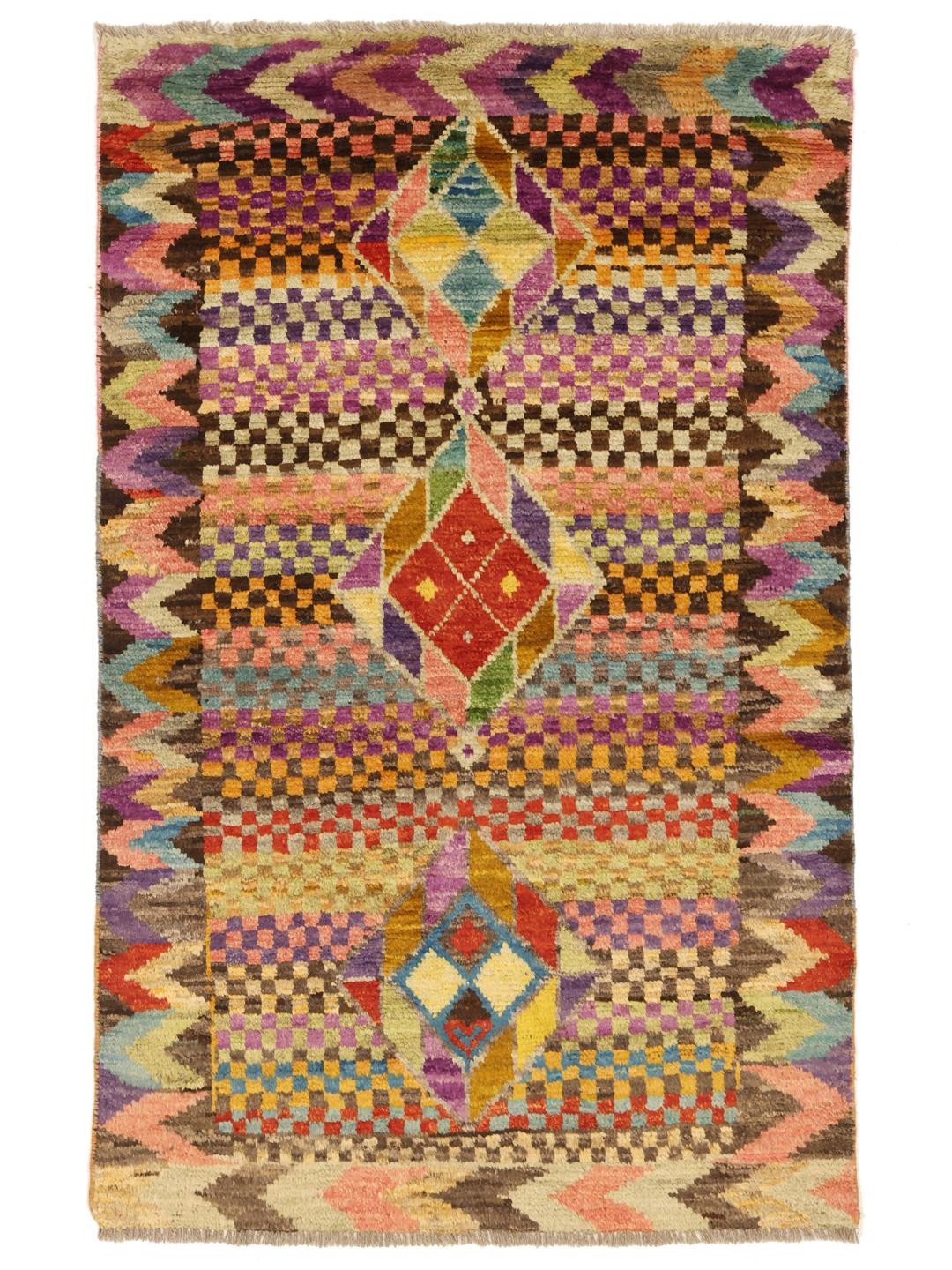 Een levendig, handgeknoopt Berber tapijt uit Afghanistan met een kleurrijk geometrisch dambordpatroon.