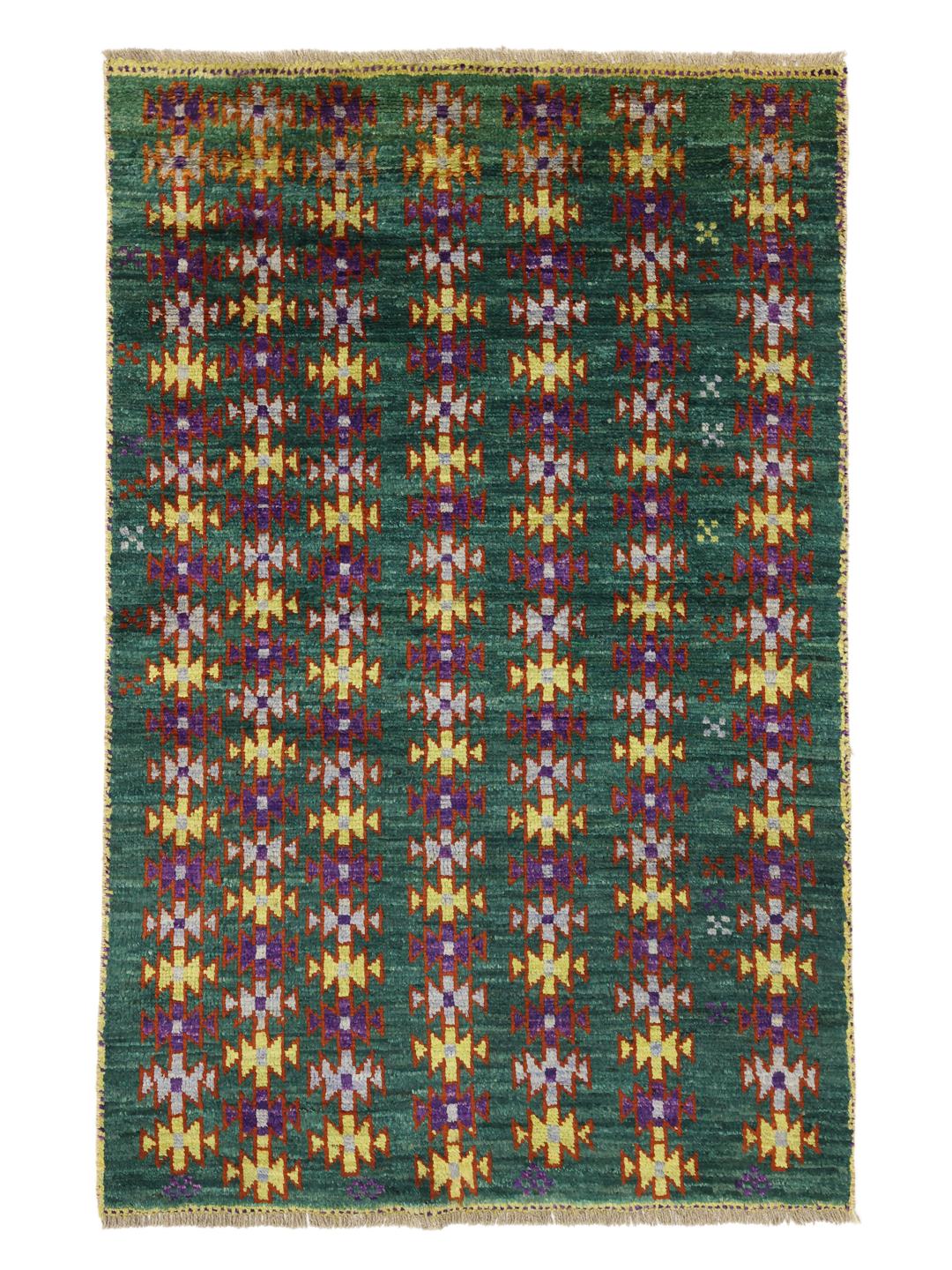 Håndknyttet afghansk tæppe med et dybgrønt felt og farverige geometriske motiver