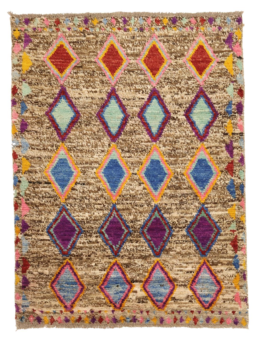Håndknyttet Berber-tæppe fra Afghanistan med levende, flerfarvede diamantmotiver på en brun baggrund.