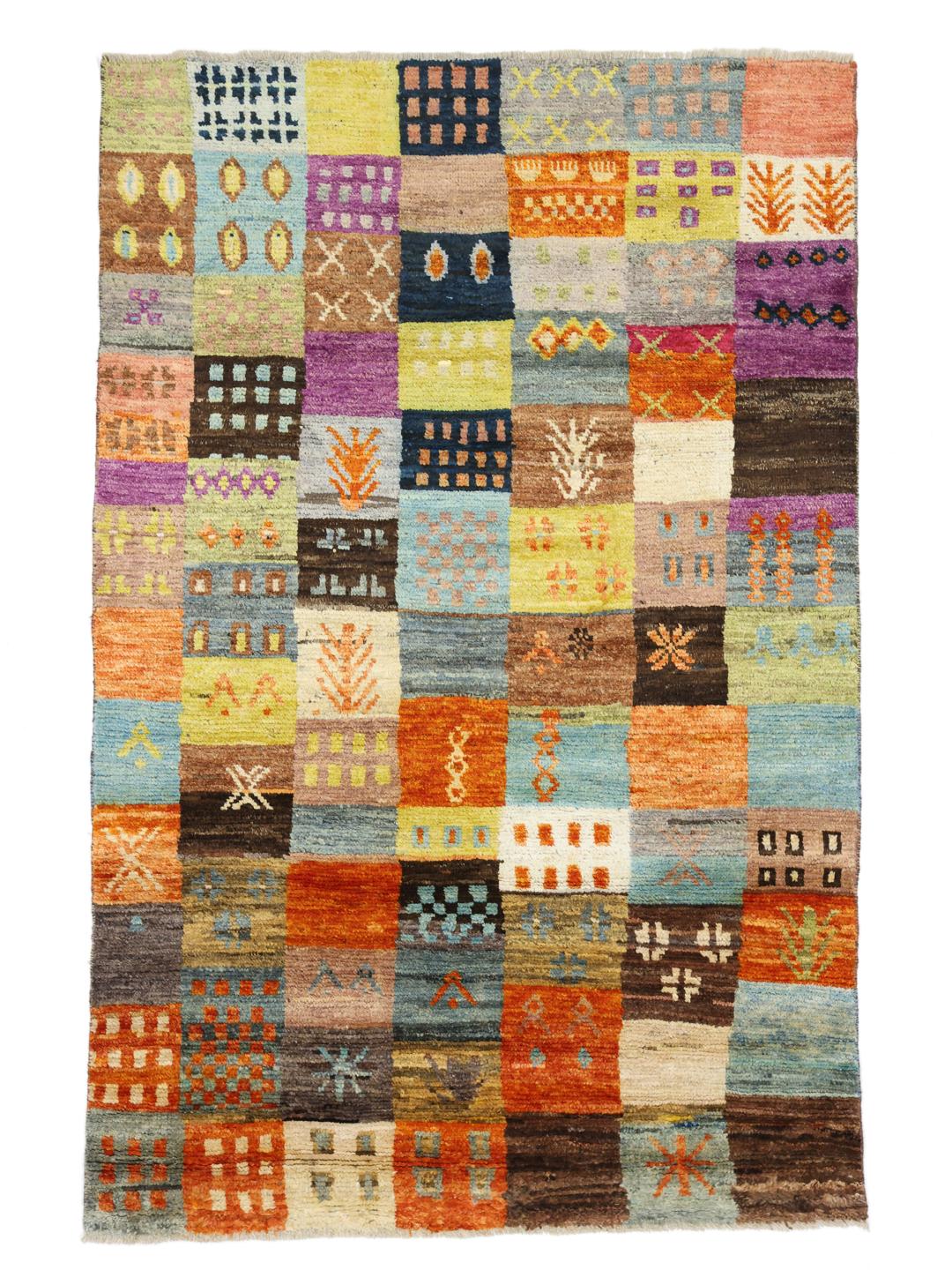 Et levende flerfarvet håndknyttet Berber-tæppe fra Afghanistan med et patchwork-mønster.