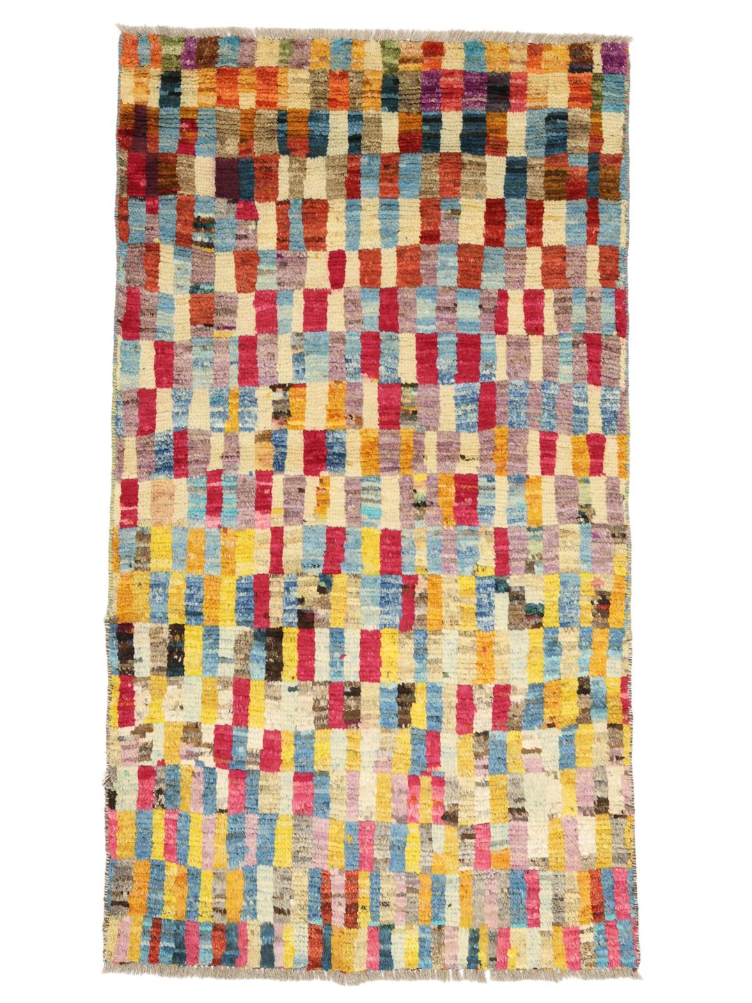 Handgeknoopt Afghaans Berber-tapijt met een levendig veelkleurig ruitpatroon.
