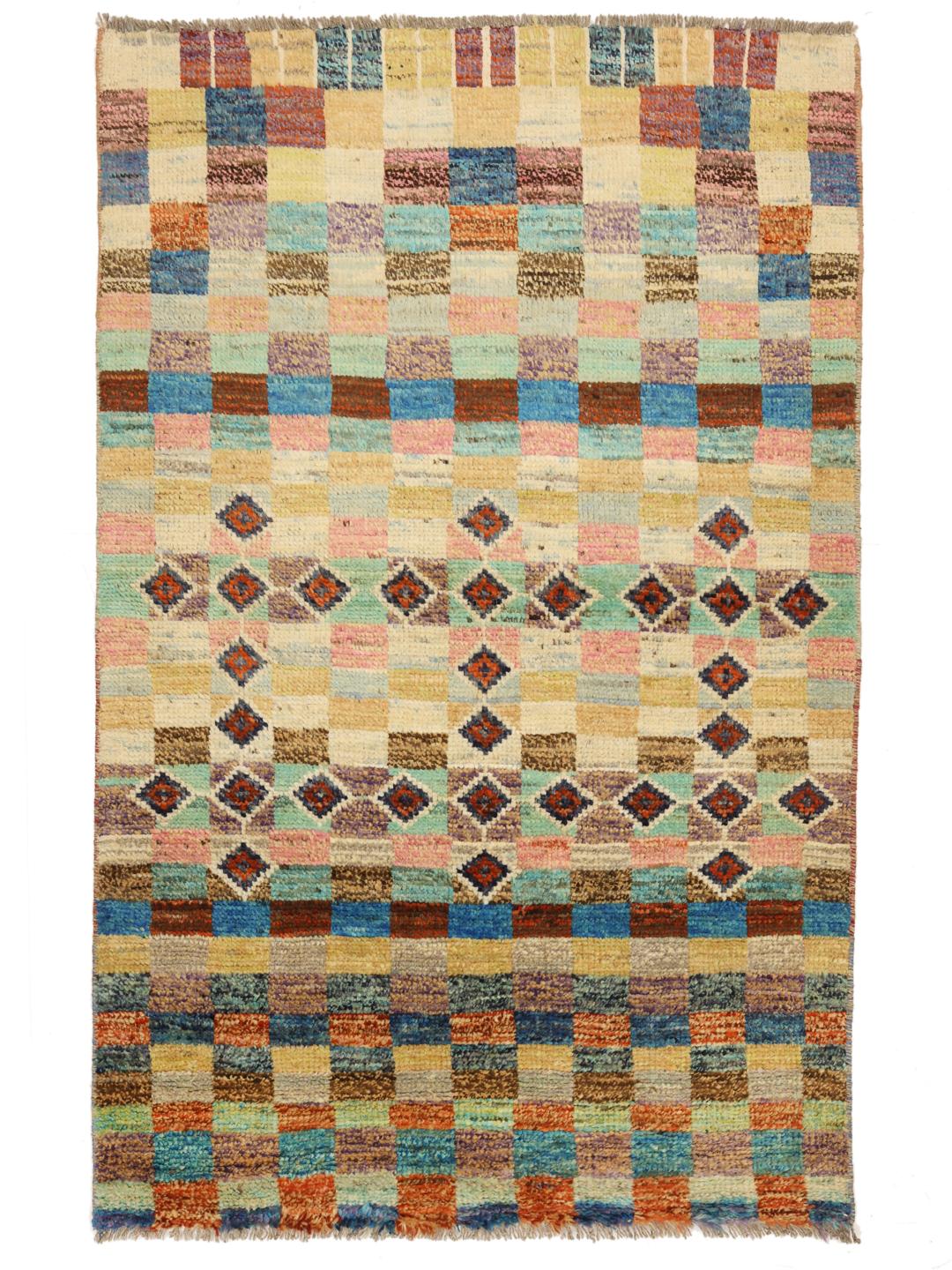 Et farverigt, håndknyttet Berber-tæppe fra Afghanistan med geometriske motiver og et ternet mønster.