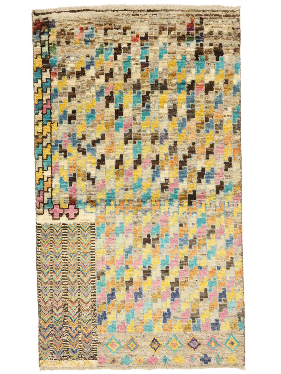 Een levendig, met de hand geknoopt wollen tapijt uit Afghanistan met kleurrijke geometrische patronen.