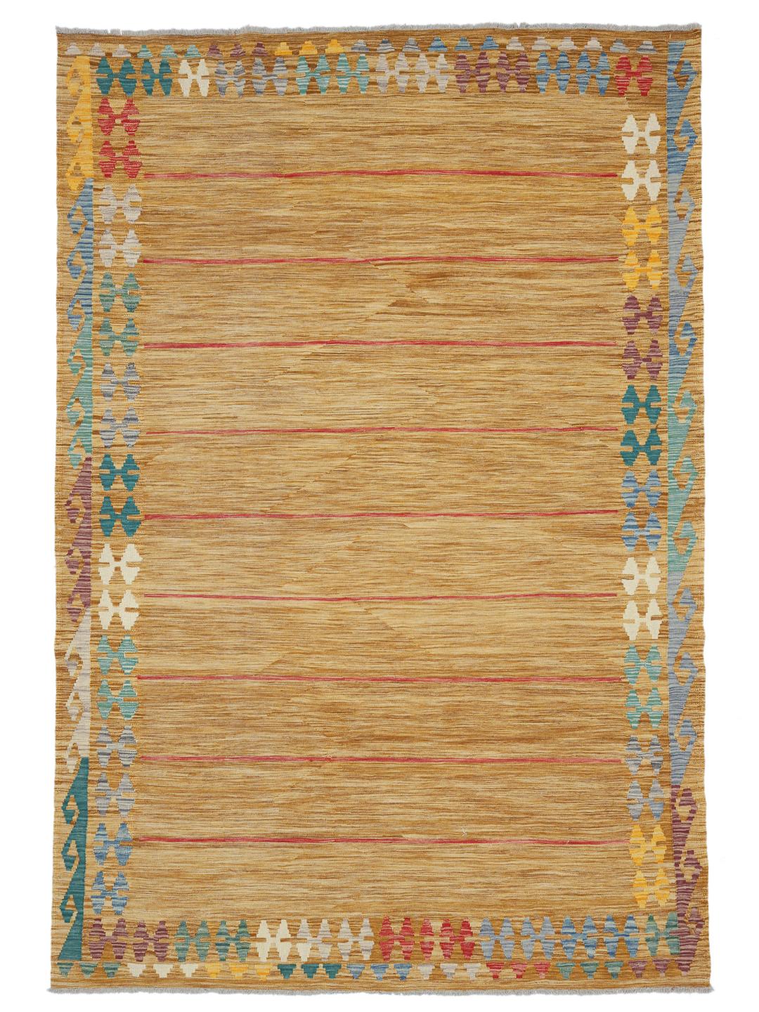 Un grand tapis Kelim Afghan tissé à la main présentant un champ jaune doré avec des rayures subtiles et des bordures géométriques décoratives.