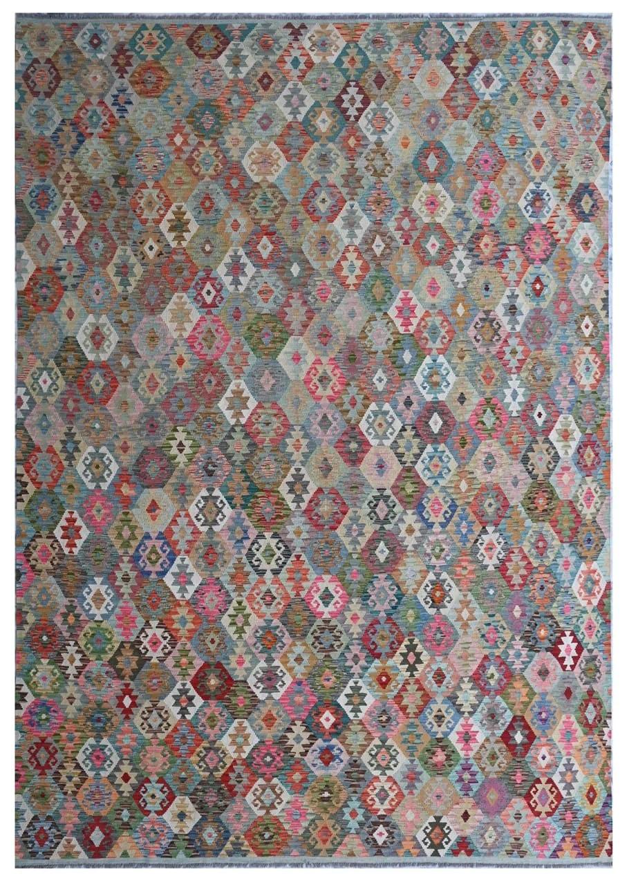 Un grand tapis rectangulaire Kelim Afghan présentant un motif de losanges multicolores avec des dessins géométriques traditionnels