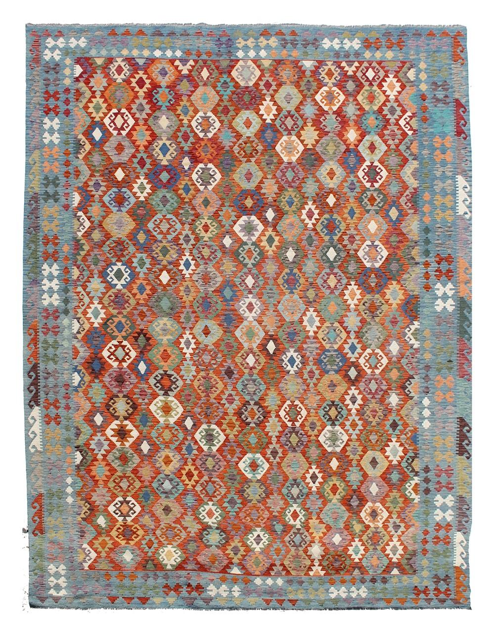 Een groot, rechthoekig handgeweven Afghaans Kelim-kleed met een levendig, veelkleurig geometrisch patroon.
