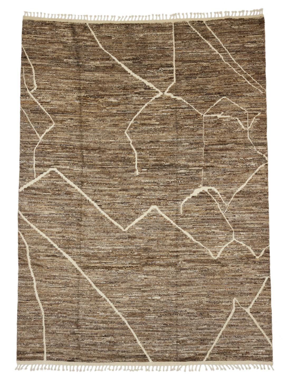 Un tapis afghan noué à la main présentant un motif géométrique dans des tons marron terreux.