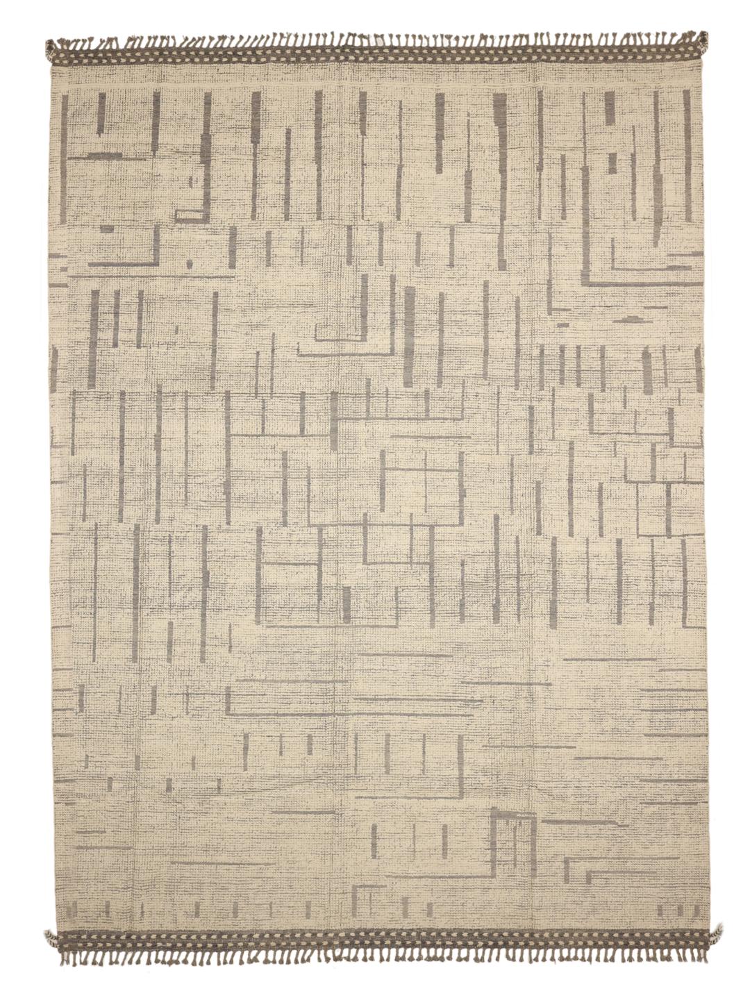 Un grand tapis style berbère noué à la main provenant d'Afghanistan, arborant un motif de lignes géométriques dans des tons beige et marron neutres.