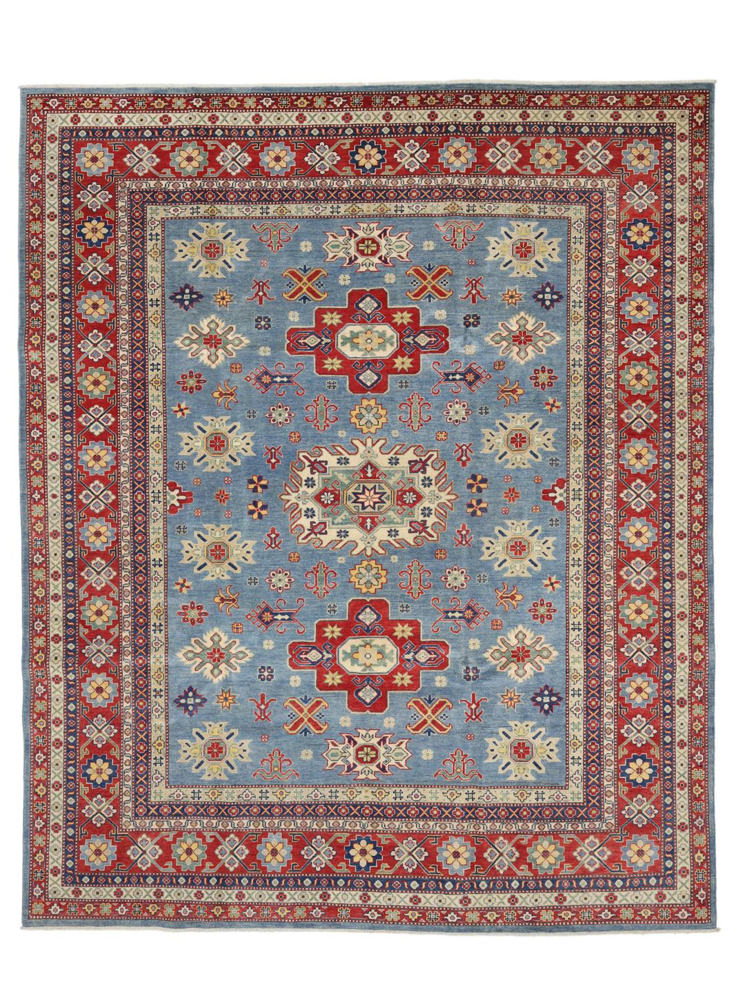 Un covor afgan Kazak mare, dreptunghiular, lucrat manual, cu un câmp albastru și modele geometrice roșii și crem.