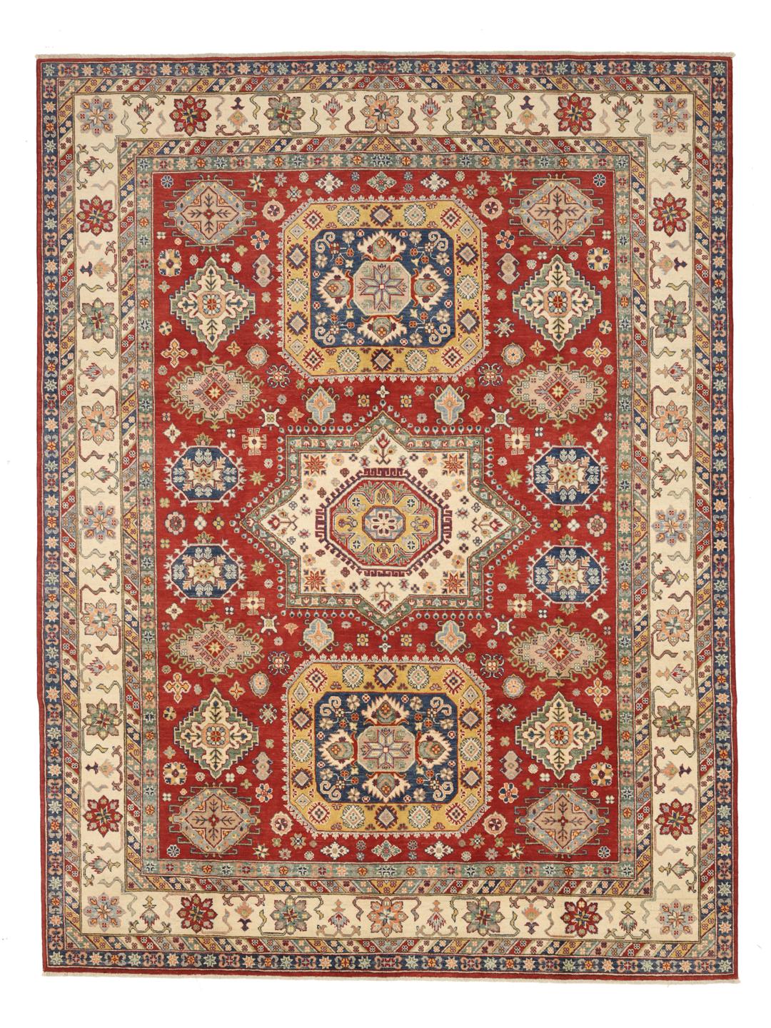 Un covor Kazak înnodat manual din Afganistan, prezentând un câmp roșu și medalioane geometrice colorate.