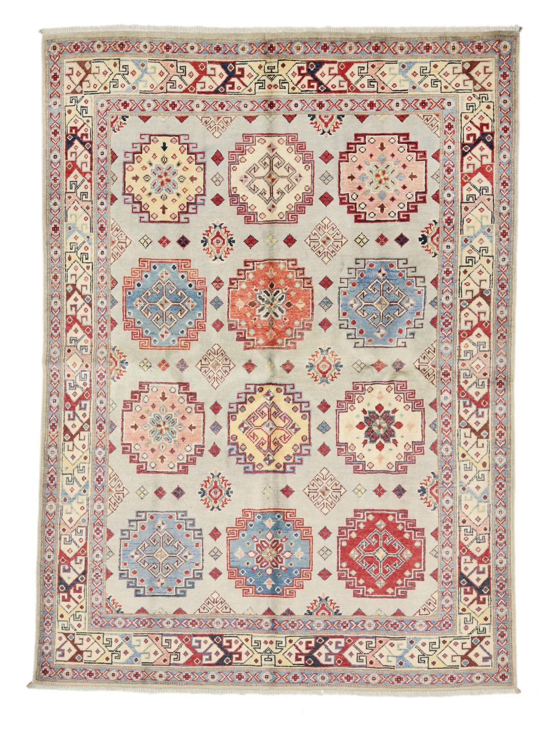 Handgeknoopt Kazak-tapijt uit Afghanistan in beige met levendige geometrische medaillons