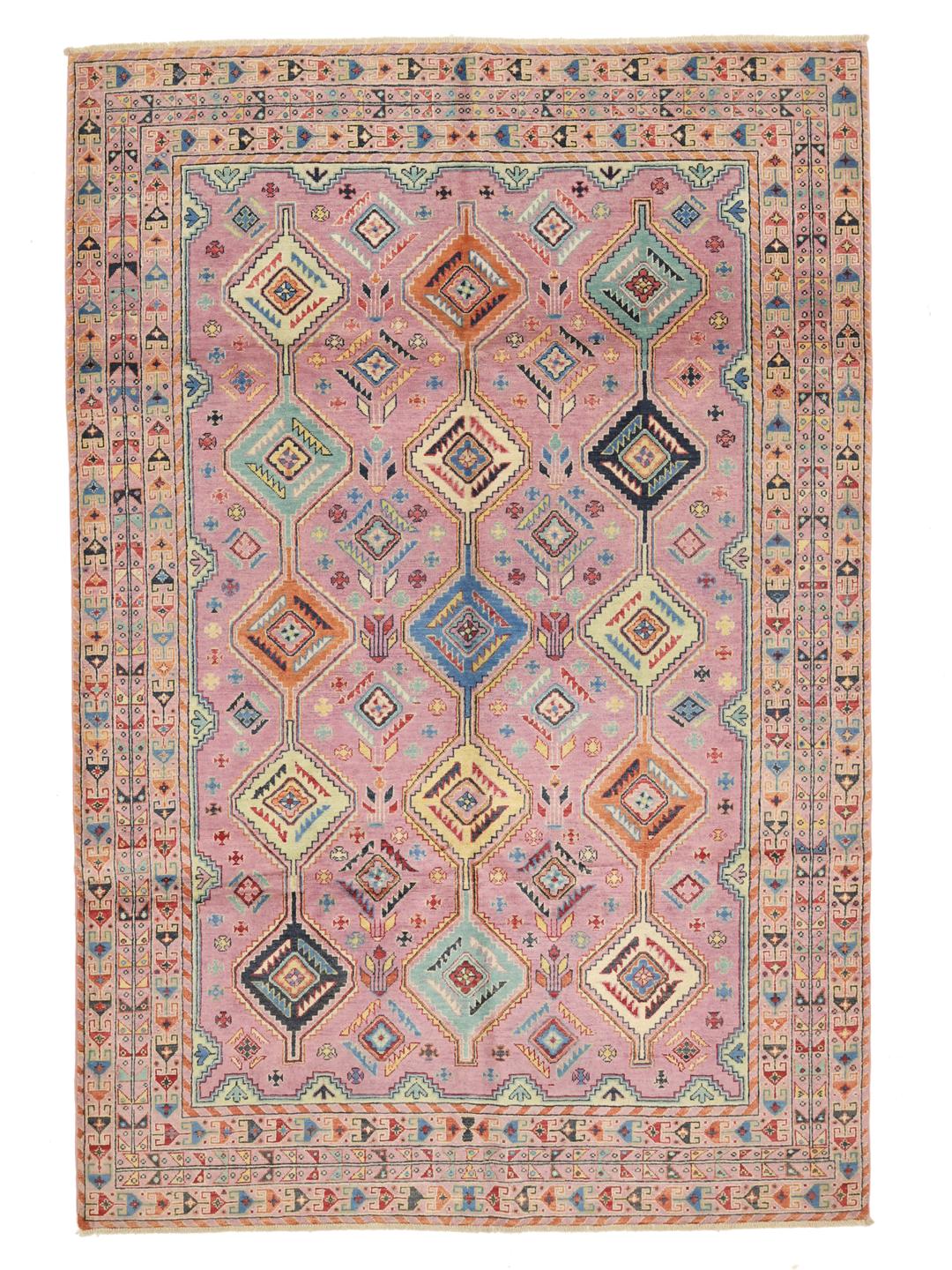 Ein rechteckiger Kazak-Teppich aus Afghanistan mit einem rosa Fond und geometrischen Rautenmedaillons.