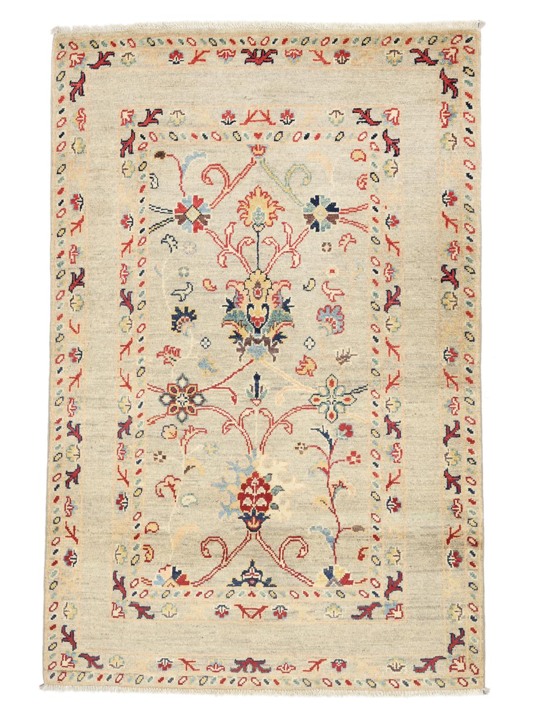 Handgeknoopt Kazak kleed uit Afghanistan met bloemmotieven in beige, rood en blauw.