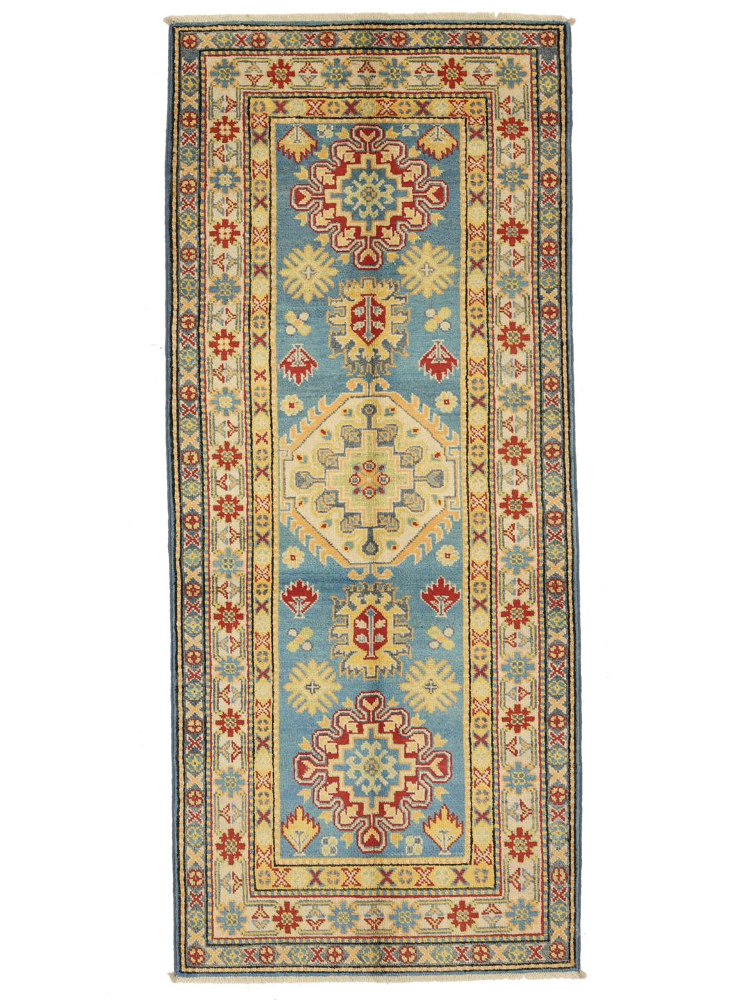 Een handgeknoopt blauw Kazak loper tapijt uit Afghanistan met geometrische patronen.