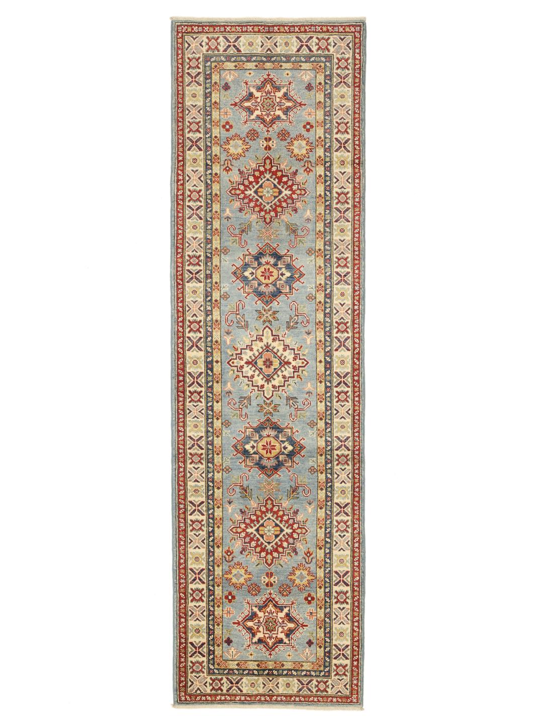Un tapis couloir Kazak noué à la main en provenance d'Afghanistan présentant des motifs géométriques en bleu, rouge et crème.