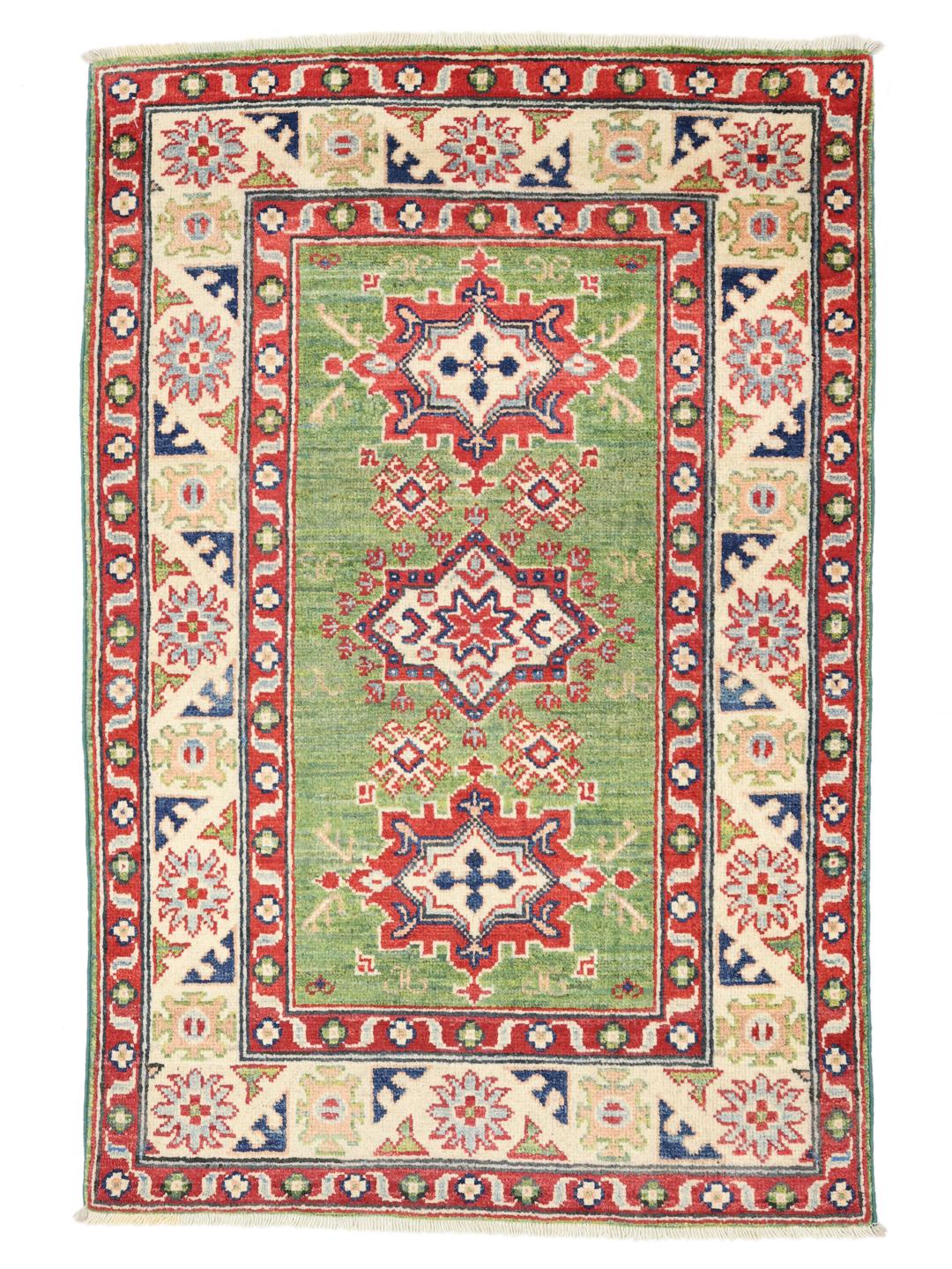 Handgeknüpfter Kazak-Teppich aus Afghanistan mit einem lebendigen grünen Feld und geometrischen Mustern.