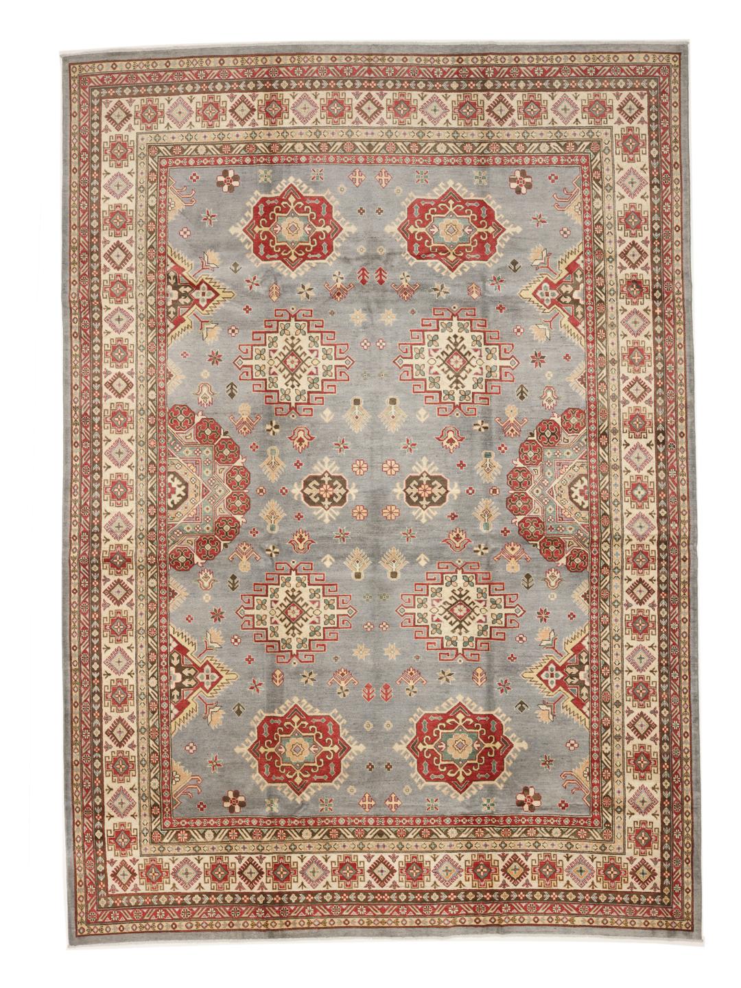 Een groot, handgeknoopt Kazak-tapijt uit Afghanistan in grijstinten en rood.