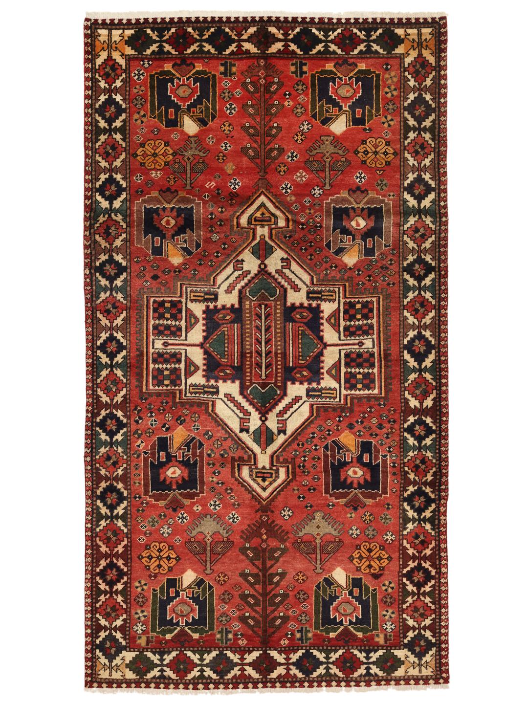 Een handgeknoopt Hamadan-tapijt uit het Midden-Oosten met een rood veld en traditionele geometrische motieven.