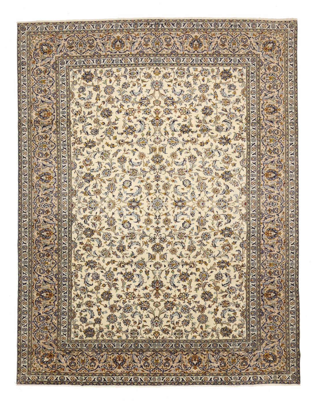 Et stort rektangulært Keshan-tæppe fra Mellemøsten med beige baggrund og indviklede blomstermønstre.