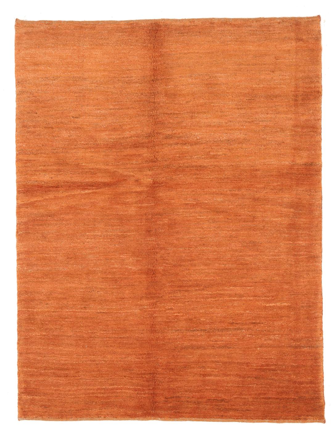 Een rechthoekig oranje Gabbeh-tapijt uit het Midden-Oosten met een effen ontwerp.