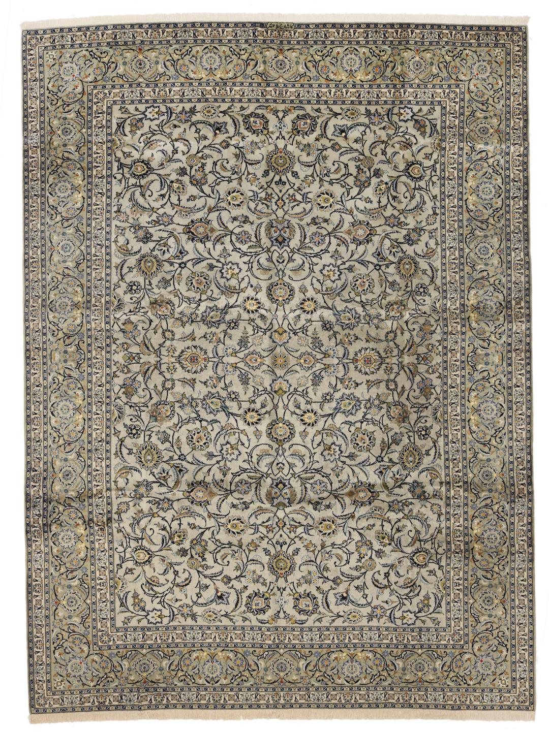 Handgeknoopt Keshan-tapijt uit het Midden-Oosten met een gedetailleerd beige bloemendesign