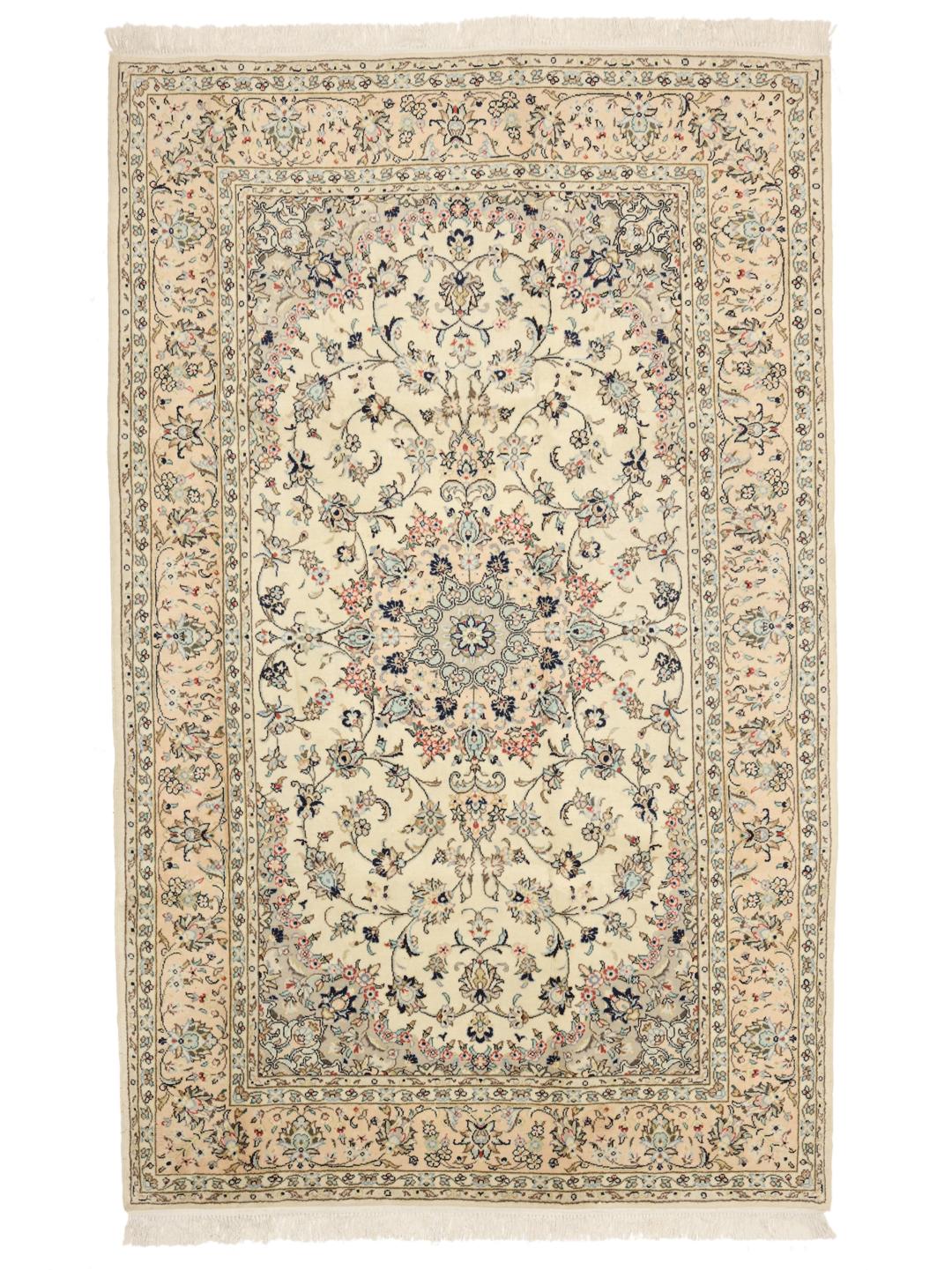 Tapis Yazd noué à la main provenant du Moyen-Orient avec un fond beige et des motifs floraux