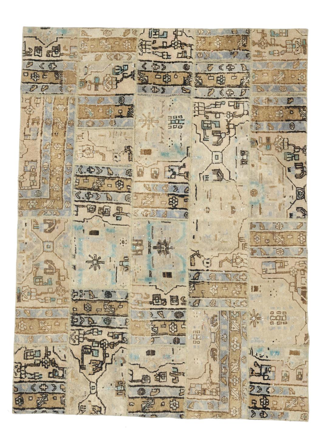 Et unikt patchwork-tæppe med beige, blå og brune toner, der indeholder indviklede geometriske mønstre fra Mellemøsten.