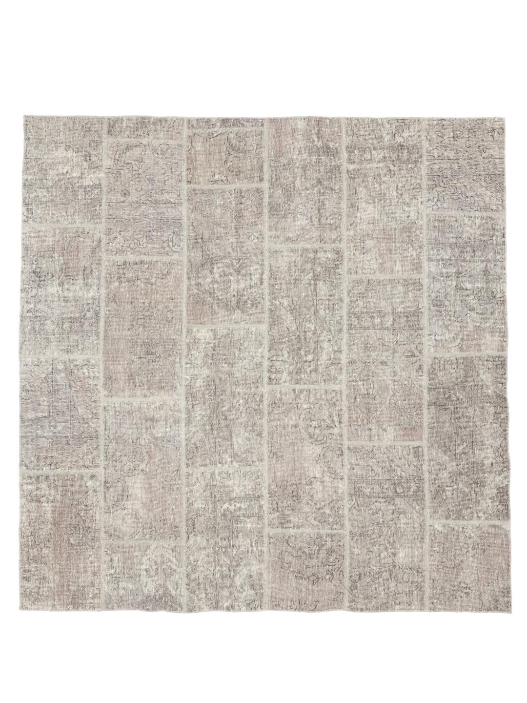 Kvadratisk patchworktæppe med neutrale toner og traditionelle motiver fra Mellemøsten