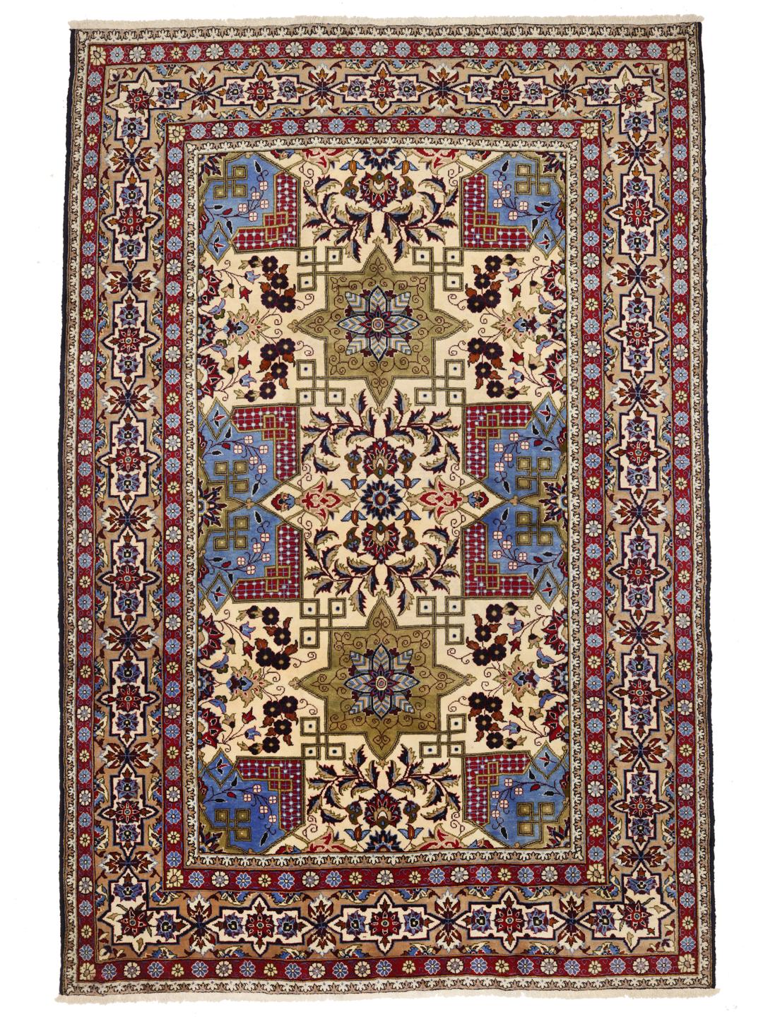 Een handgeknoopt Najafabad-tapijt uit het Midden-Oosten in tinten beige, blauw en rood.
