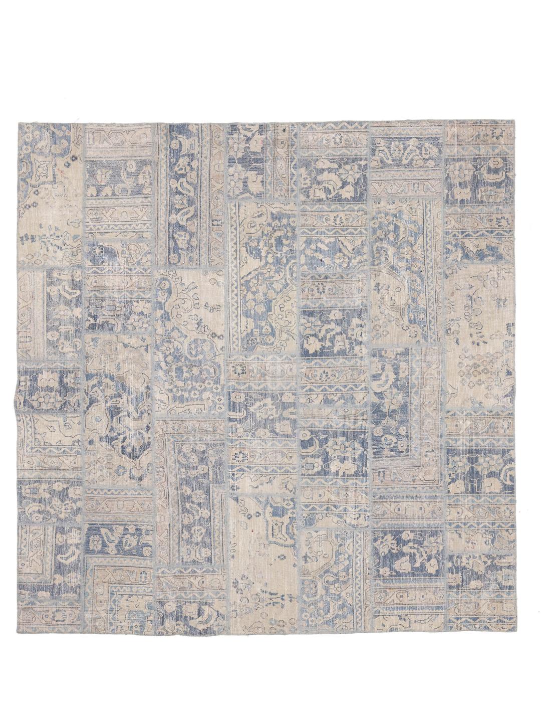 Vierkant handgemaakt patchworkkleed uit het Midden-Oosten in blauwe en beige tinten.